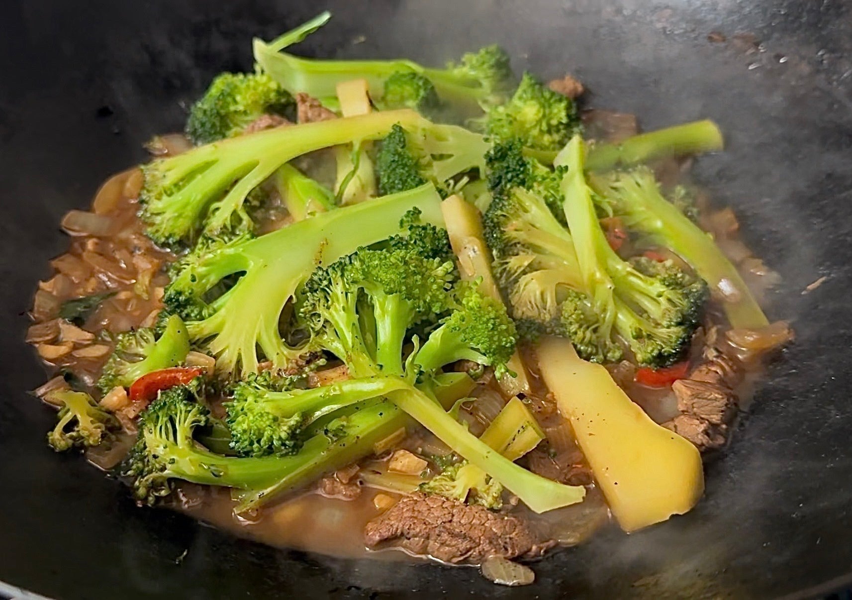 Brokkoli mit Ragout in Knochenbrühe geschmort