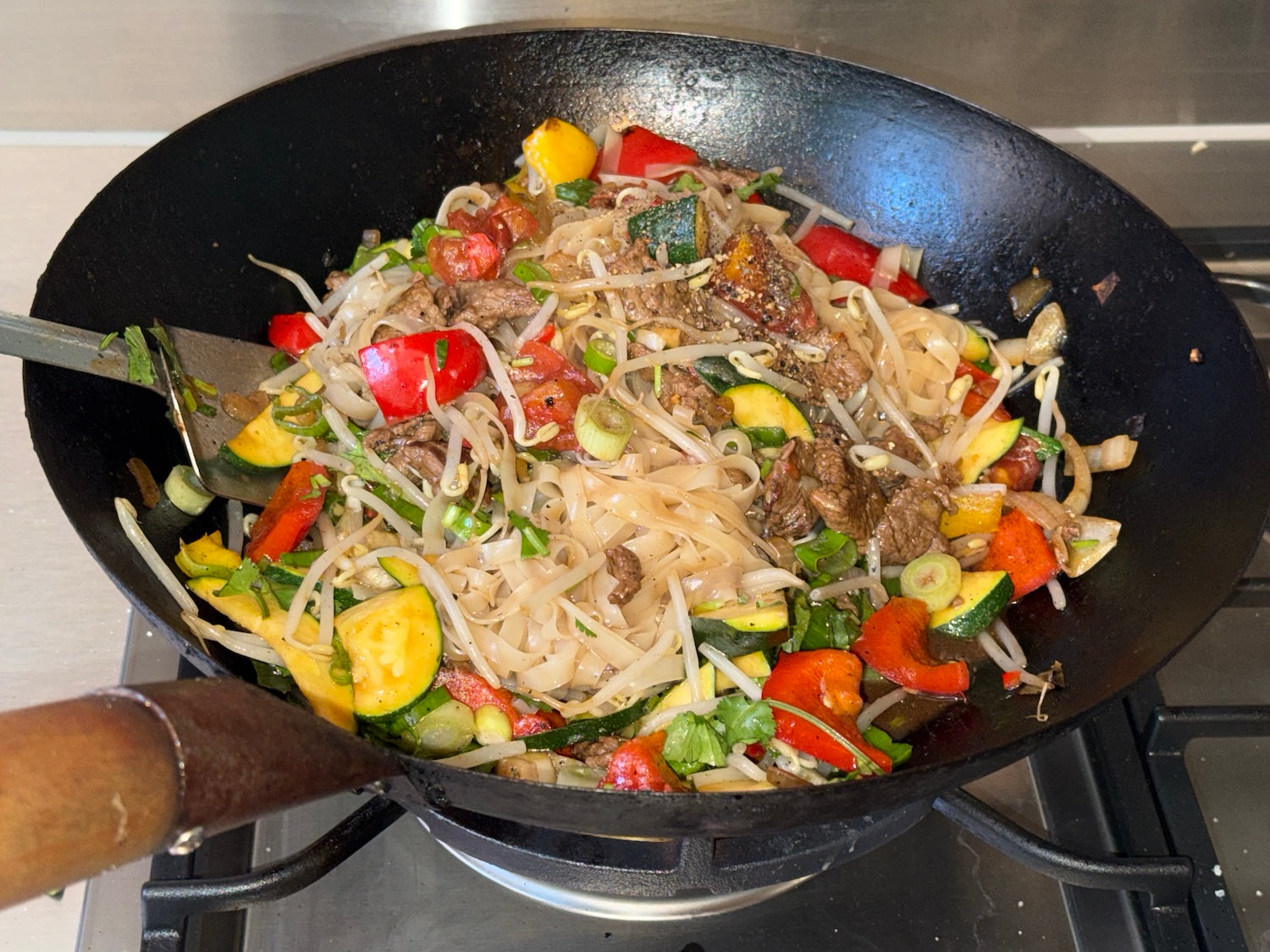 Reisnudeln nach Pad-Thai-Art mit Knochenbrühe