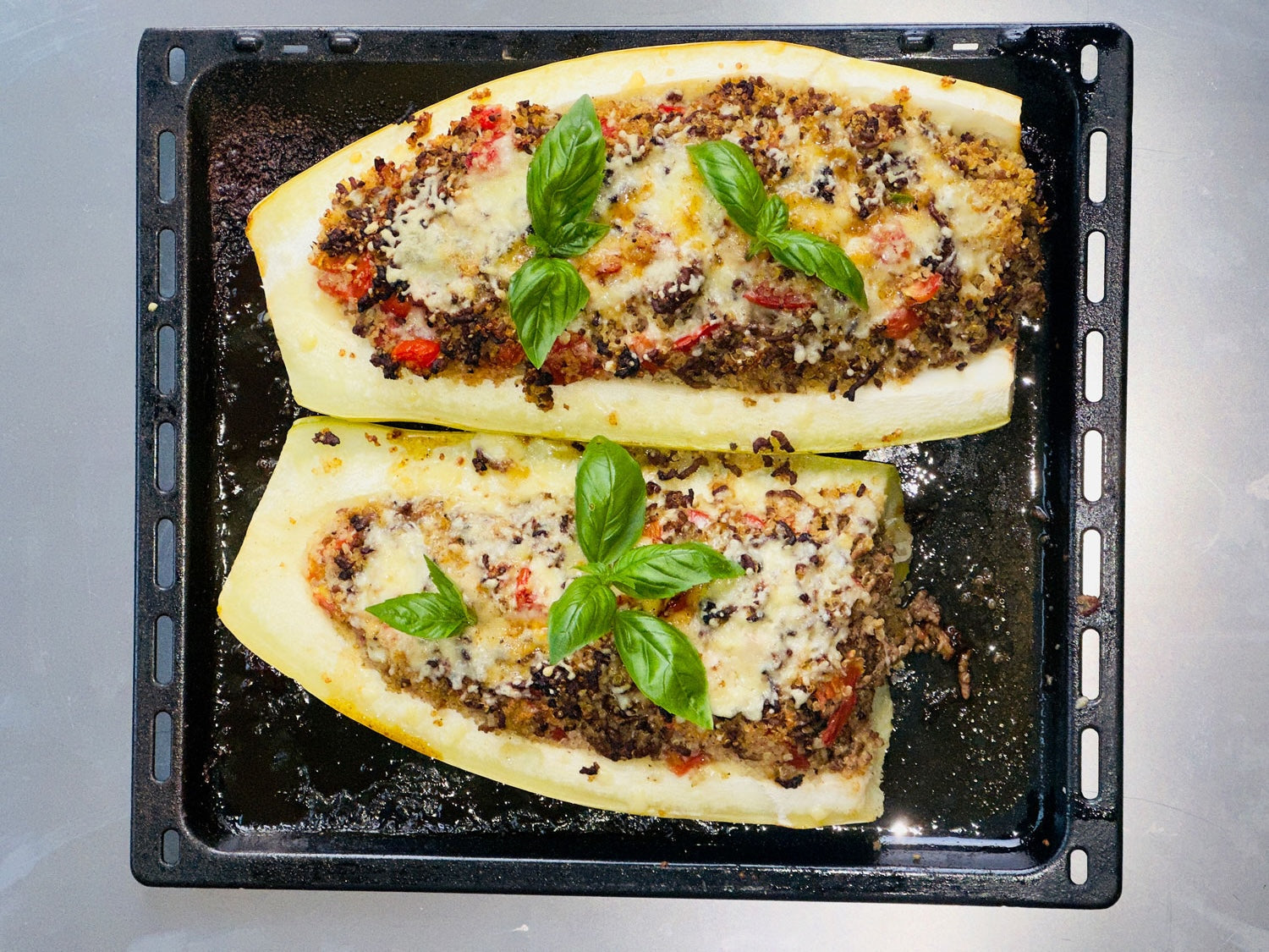 Gefüllte Zucchetti mit Quinoa & Knochenbrühe