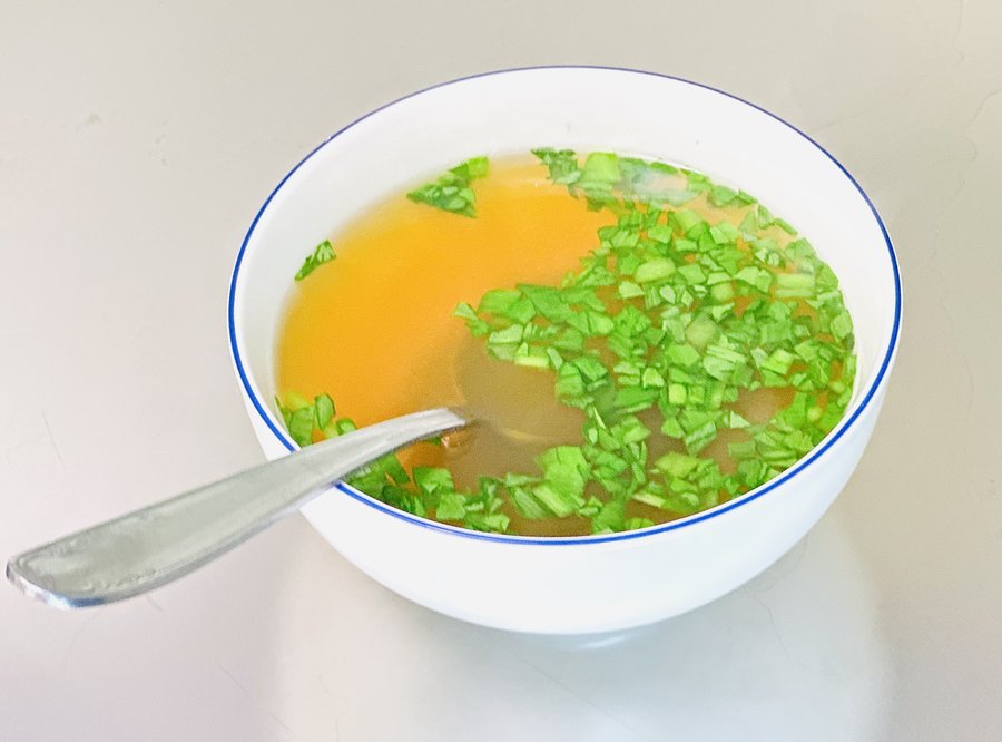 Frühlingsrezept: Knochenbrühe mit frischem Bärlauch